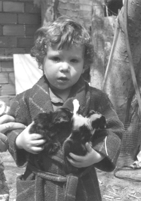 JoaquÃ­n en bata con los cachorros en brazos. Cella