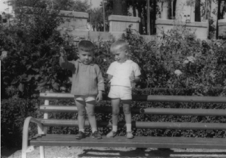 JoaquÃ­n PÃ©rez y otro niÃ±o sobre el banco del parque. Cella