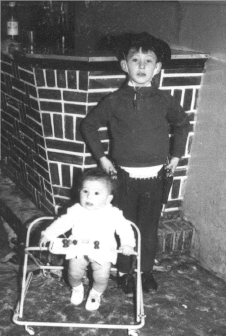 JosÃ© Antonio y MarÃ­a SÃ¡nchez JuliÃ¡n en el taca-taca. Cella