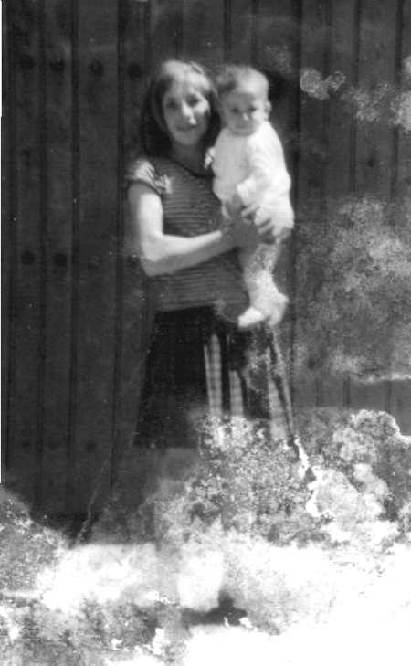 Josefina en brazos de una chica. Cella