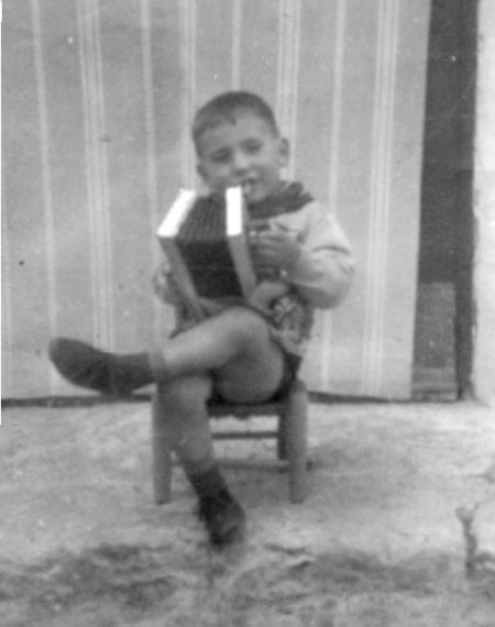 Leo con un pequeÃ±o acordeÃ³n. Cella