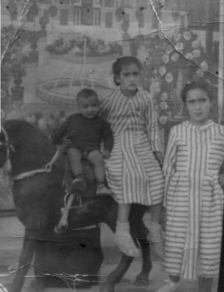 Luisa y otros dos niÃ±os con el caballito de madera. Cella