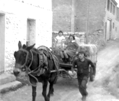 Manuel Licer y compaÃ±Ã­a subido en el carro. Cella