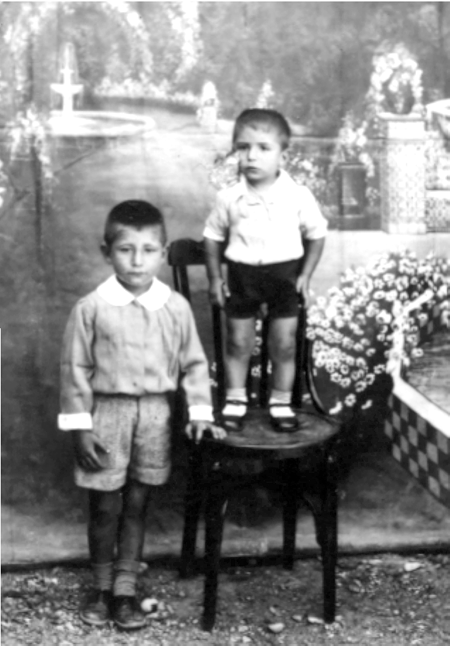 Manuel SÃ¡nchez y otro niÃ±o con el lienzo de fondo. Cella