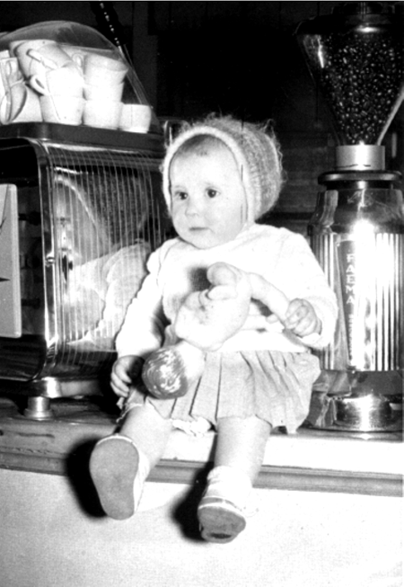 MarÃ­a JesÃºs con su muÃ±eca. Cella