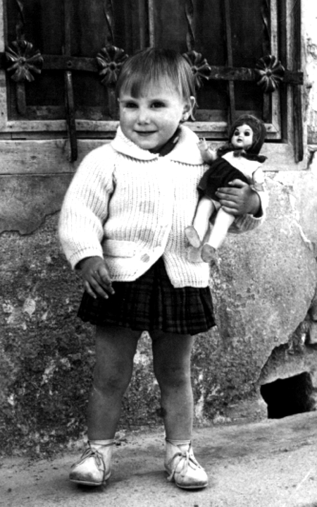 MarÃ­a JesÃºs con su muÃ±eca en brazos. Cella