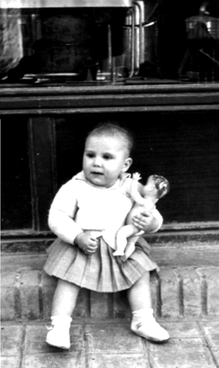 MarÃ­a JesÃºs con faldita de palas y su muÃ±eco. Cella