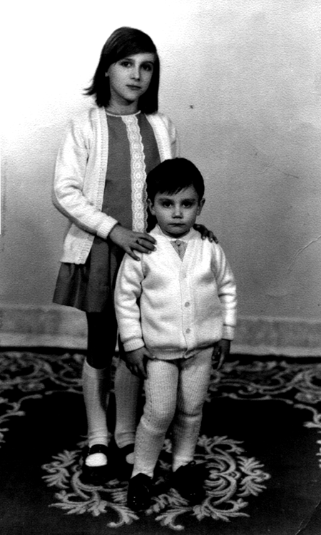 MarÃ­a JesÃºs y Victorino de pie sobre la alfombra. Cella