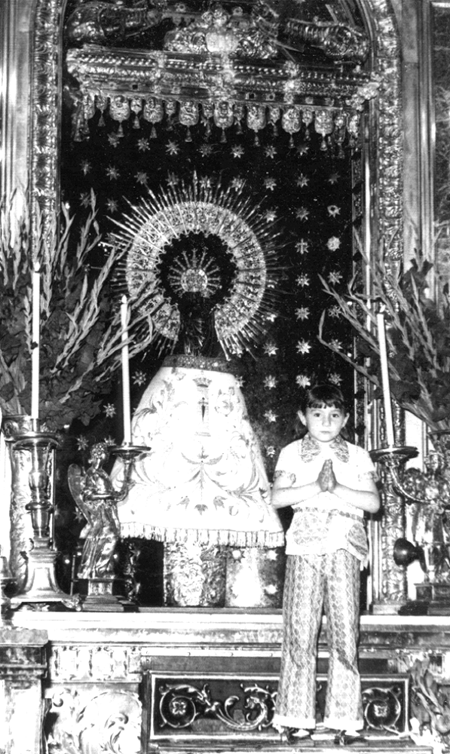MarÃ­a SÃ¡nchez con la Virgen del Pilar en Zaragoza.