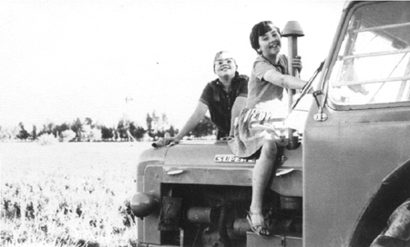 MarÃ­a y MarÃ­a Coloma sobre el tractor. Cella