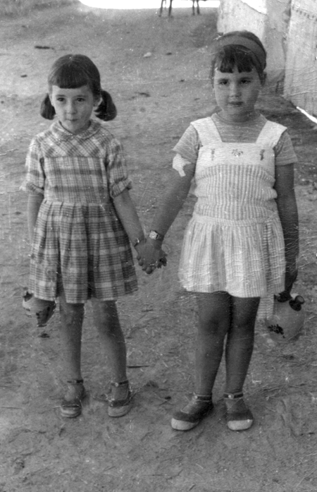 MarÃ­a y MarÃ­a Coloma de la mano. Cella