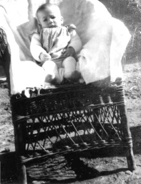 Mariano sobre la manta en el sillÃ³n de mimbre. Cella