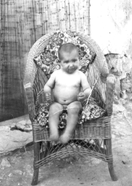 Maximino GonzÃ¡lez sobre el sillÃ³n de mimbre. Cella