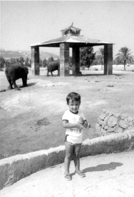 Miguel y unos elefantes al fondo.