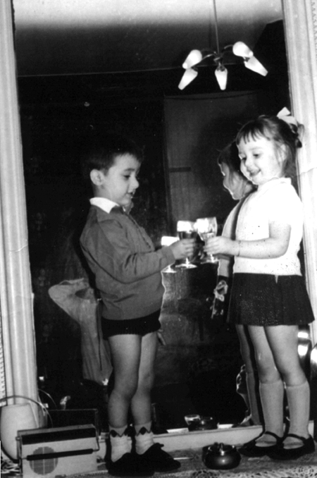 Miguel y Tere brindando. Cella