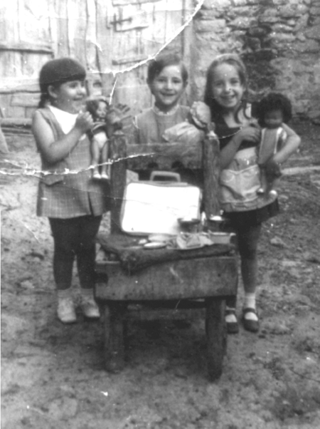 Miguel, Carmen y Mari Carmen con sus muÃ±ecas. Cella