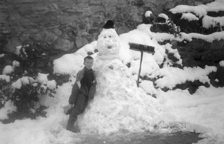 NiÃ±o junto a un gran muÃ±eco de nieve. Cella