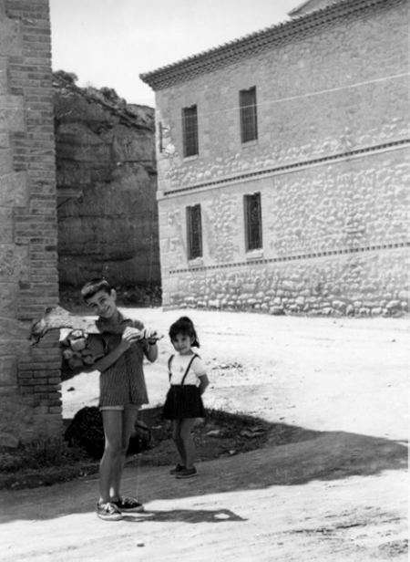NiÃ±os junto al muro del castillo. Cella