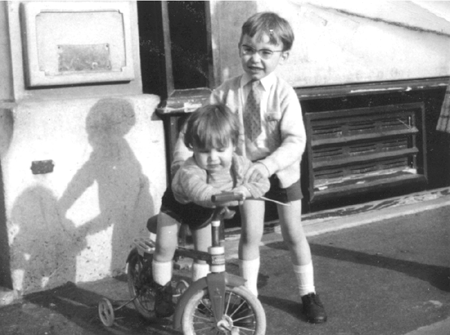Pedro y Gregorio con el triciclo. Cella