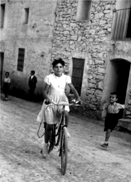 Pilar montada en bicicleta. Cella
