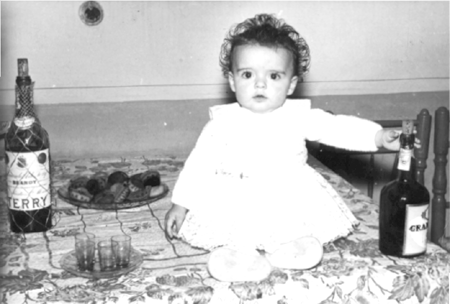 Rosina sentada sobre la mesa. Cella