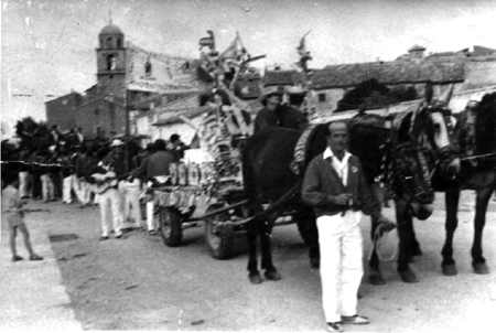 Carroza de la PeÃ±a Los Tomates en fiestas. Cella