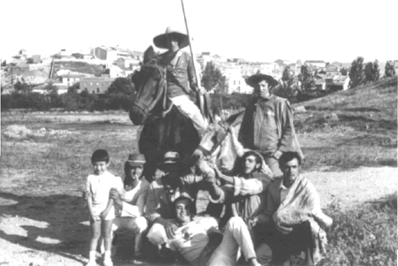 Chicos de una peÃ±a con caballerÃ­as. Cella