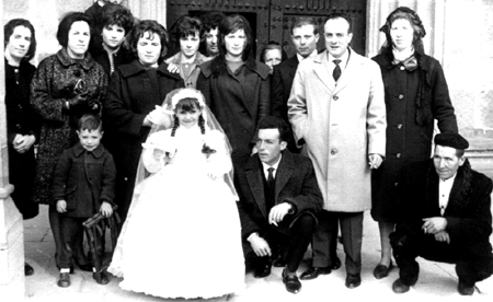 Emilieta y familia en la puerta de la iglesia. Cella