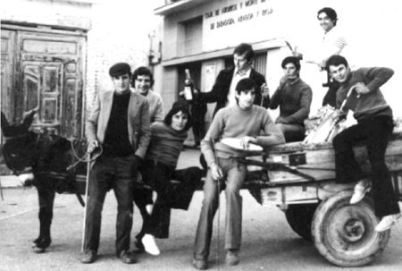 Grupo de quintos junto a un carro tirado por un burro. Cella.