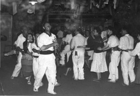 Bailando la conga. Cella.