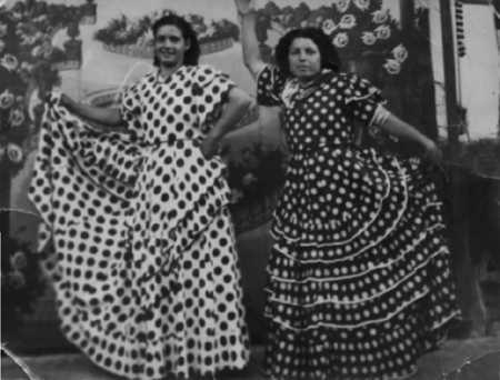 Cellanas vestidas de sevillanas en el baile. Cella.