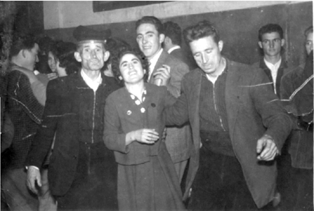 Conrado, Colasa y Segundo en el baile. Cella.