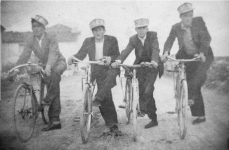 Grupo de ciclistas de Cella.
