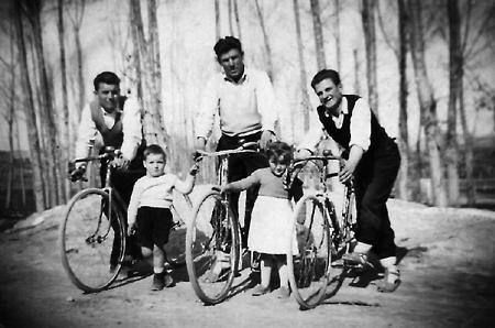 Ciclistas y niÃ±os. Cella.