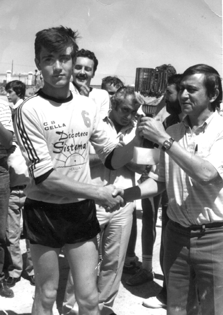 Retrato de Emilio y AgustÃ­n con el trofeo de balonmano. Cella.