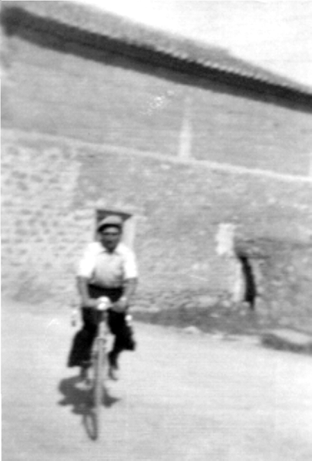 GerÃ³nimo SÃ¡nchez con bicicleta. Cella.