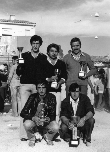 Leoncio, Enrique y otros en una entrega de trofeos. AÃ±o 1975. Cella.