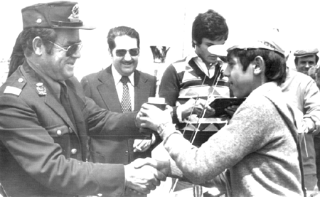 Mariano GonzÃ¡lez recibiendo un trofeo. Cella.