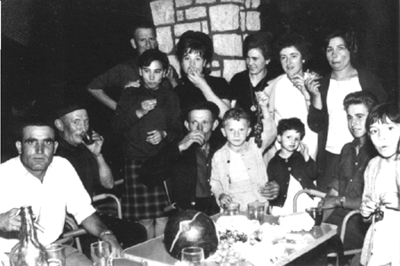 Amigos en el kiosco. Cella