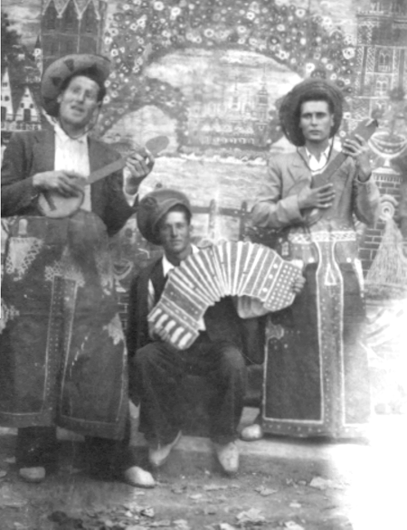 Amigos disfrazados. Cella