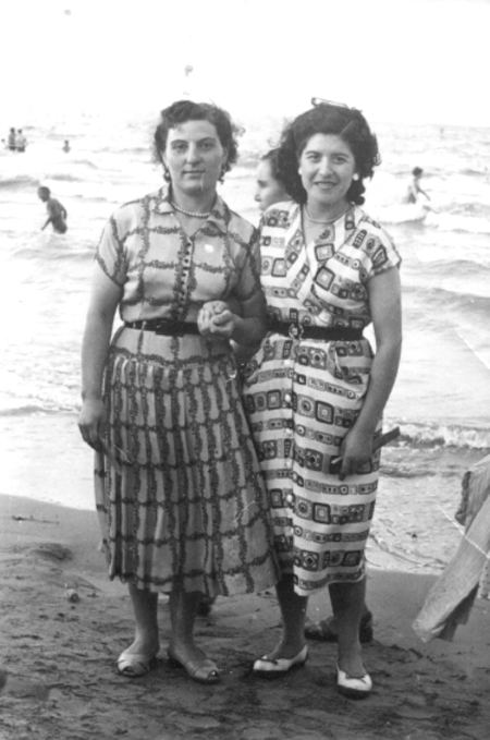 Amigas en la playa. Cella