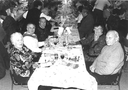 Amigos en el centro espaÃ±ol en Francia.