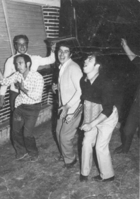 Amigos de fiesta en el kiosco. Cella