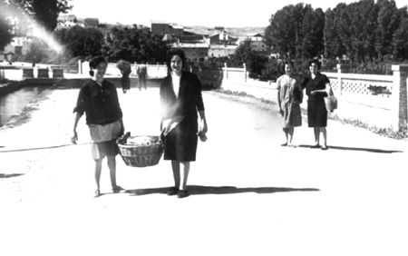 Amigas con cesto de mimbre. Cella