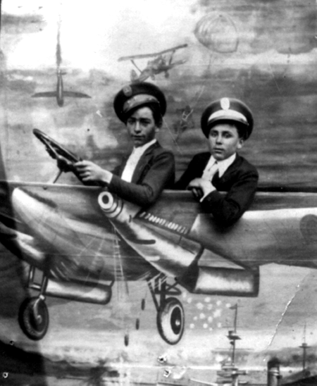 Amigos en avioneta. Cella