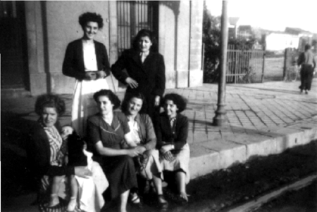 Librada y unas amigas. Cella