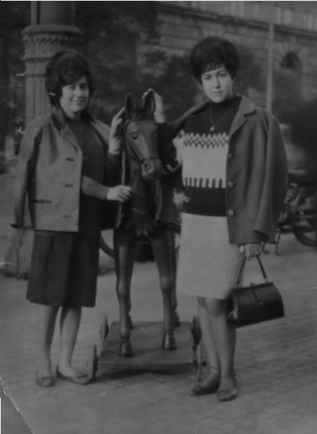 Amigas con caballito de madera. Cella