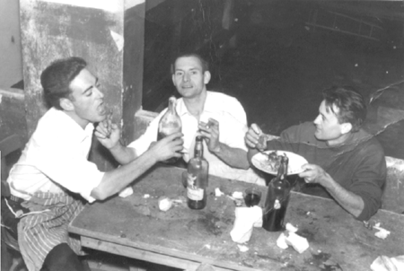 Amigos bebiendo. Cella