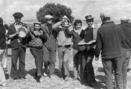 Pedro con los amigos en el Calvario. Cella