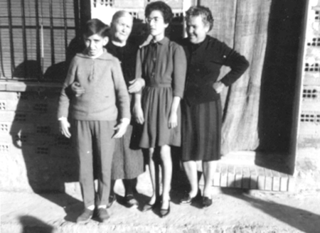 Teresa Soler con sus vecinos. Cella